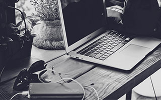 开云体育下摘-威少游艇打篮球画面曝光，魔术师约翰逊也曾晒类似场景，威少的篮球故事